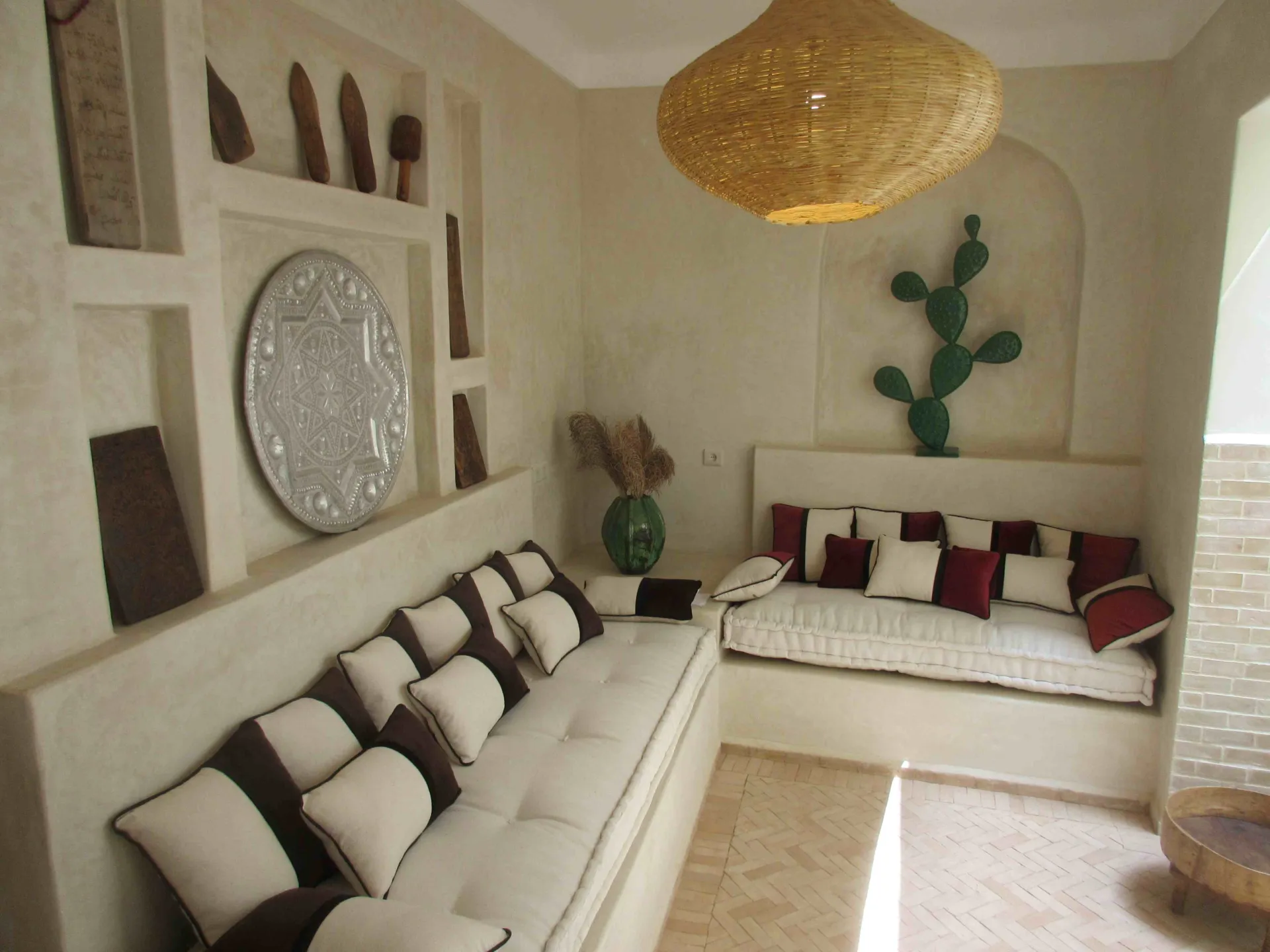Salon traditionnel d'un riad rénové à Marrakech